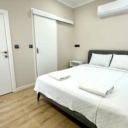 Two Bedrooms With Large Pool Appartement