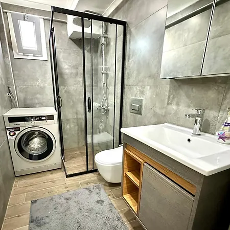 Two Bedrooms With Large Pool Apartment *